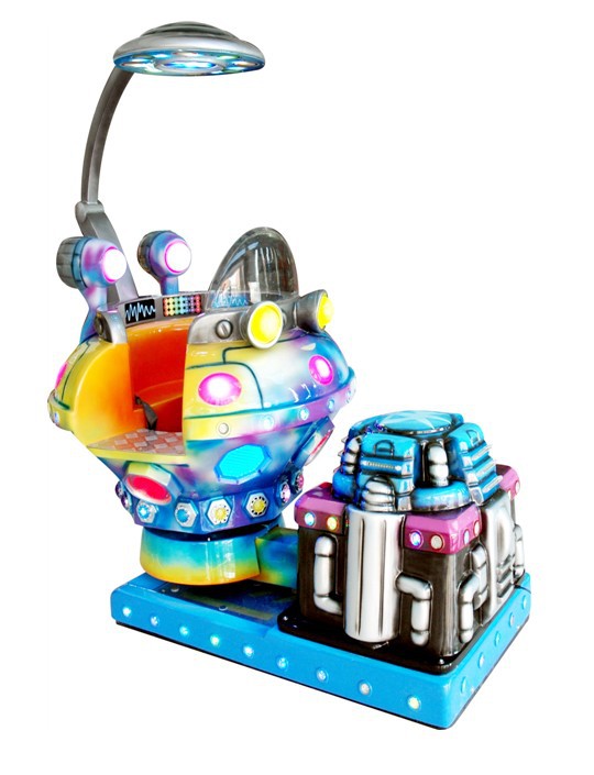 亲子嘉年华 太空飞碟摇摆机与大型模拟游戏机的电玩设备盛宴